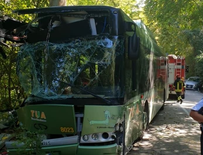 Pescara, autobus esce di strada: oltre trenta feriti