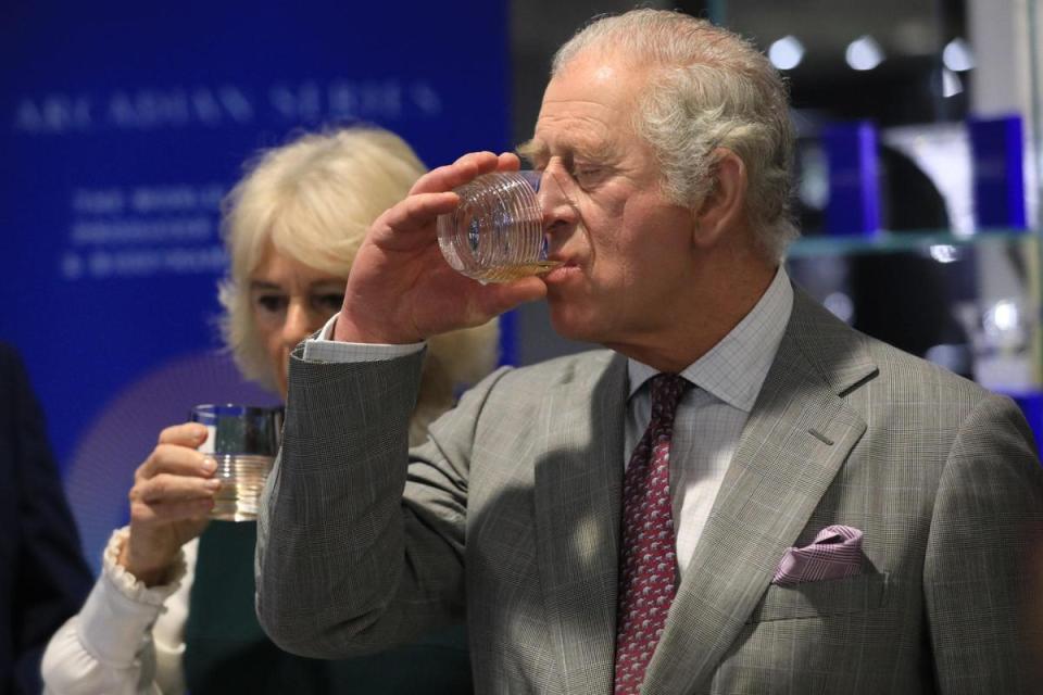 向來喜愛威士忌的英國王儲威爾斯親王查爾斯，忍不住將世界第一款生物動力威士忌一飲而盡。（沃特福威士忌提供）