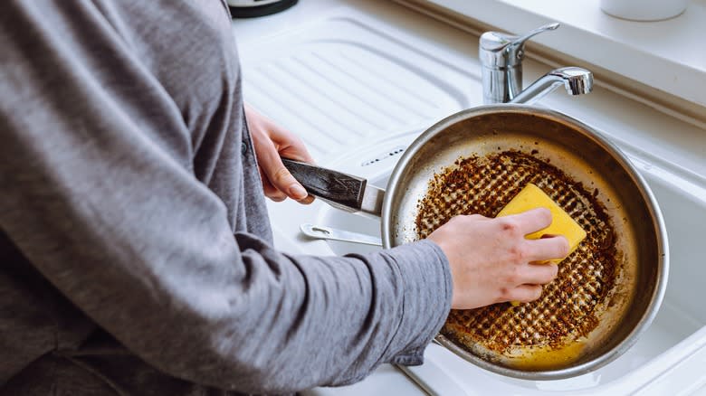 Man washing a frying pan