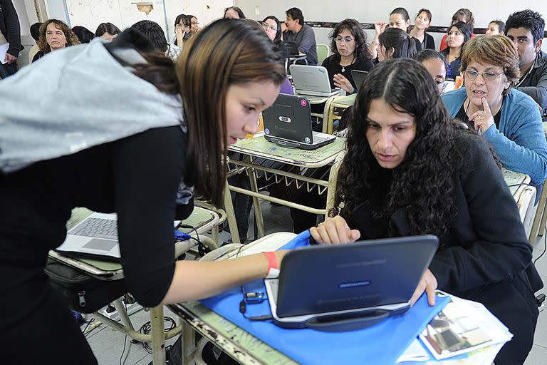 LOS MAESTROS, AL AULA. Docentes durante un taller de capacitación brindado por coordinadores del segundo congreso regional de “Conectar Igualdad”, en Resistencia, Chaco