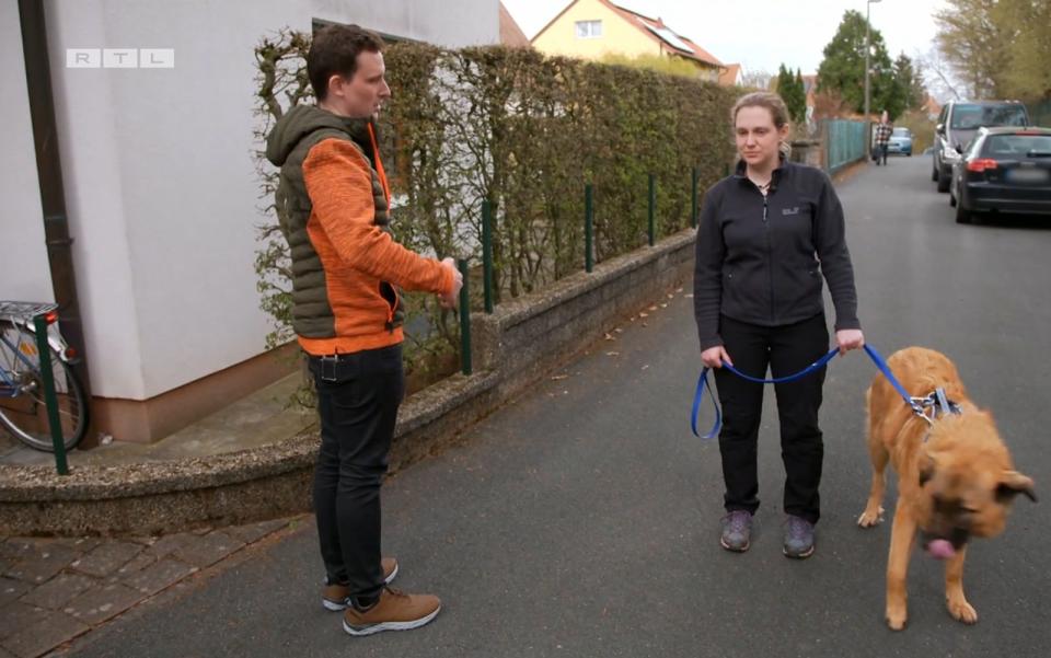 Hundetrainer Marcel Wunderlich macht sich ein Bild von Anna und dem Herdenschutzhund. (Bild: RTL)