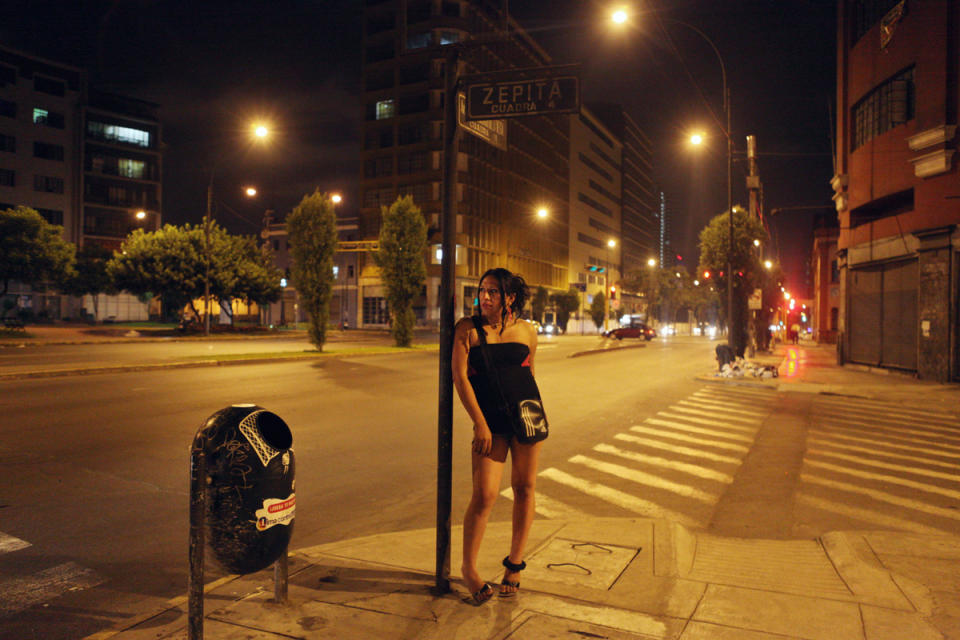 <p>Tamara waits for clients on the streets. (Photo: Danielle Villasana) </p>