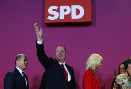 Hamburg Mayor Olaf Scholz, Peer Steinbrueck, top candidate of the Social Democratic Party (SPD) in the German general election (Bundestagswahl) and party member Manuela Schwesig (L-R) leave the party headquarters after first exit polls in Berlin September 22, 2013. REUTERS/Michael Dalder