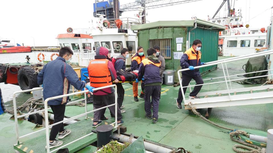 台中港1名引水人21日在接引貨櫃船「曉洋輪」進港時不慎落海，台中港務消防隊表示，引水人被救起時已無生命跡象，經救護車送往醫院搶救仍宣告不治。（民眾提供）