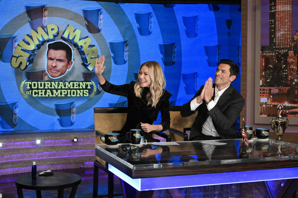 Kelly Ripa and Mark Consuelos on 'Live' set