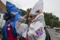 Jim, con su indumentaria blanca al completo, preparado para participar en una marcha en la localidad de Stuart, Virginia.<br><br>Crédito: REUTERS/Johnny Milano