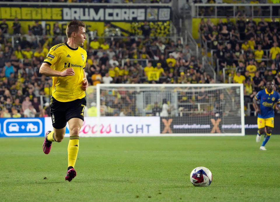 31 juil. 2023 ;  Columbus, Ohio, États-Unis ;  Le défenseur de Columbus Crew Julian Gressel (7) dribble le terrain contre le Club America lors de la seconde moitié du match de groupe de la Coupe de la Ligue au Lower.com Field. 