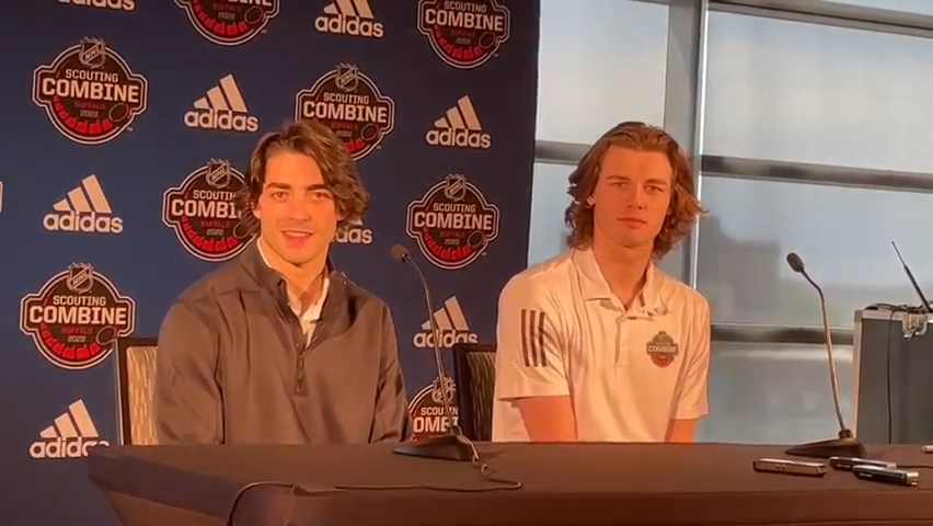 Conor Geekie (right) is projected to be a high first-round pick in the 2022 NHL Draft.