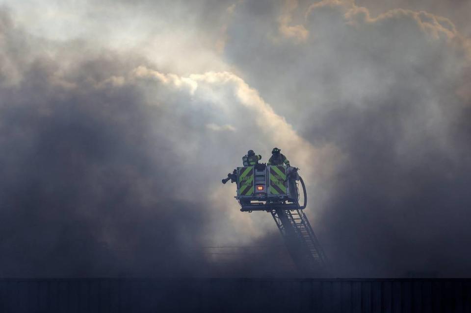Bomberos de Miami-Dade luchan contra un incendio en el pulguero Tropicana de Miami, Florida, el 7 de julio de 2022.