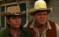 <p>Im Alter von 22 Jahren hatte Michael Landon seine erste große TV-Rolle gelandet: Von 1959 bis 1973 spielte er in der legendären Westernserie "Bonanza" Little Joe (Bild links, mit Dan Blocker) und wurde dadurch zu einem der beliebtesten TV-Schauspieler Amerikas. (Bild: Pierrot Le Fou)</p> 