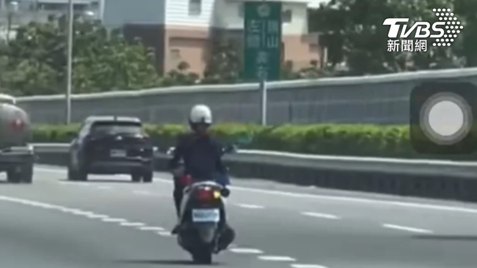 女警騎上國道緝捕違規車輛。（圖／翻攝記者爆料網）