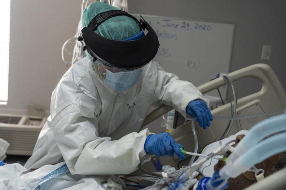 Un membre du personnel médical dans une unité de soins intensifs à Houston (Texas), le 30 juin 2020. - GO NAKAMURA / GETTY IMAGES NORTH AMERICA / GETTY IMAGES