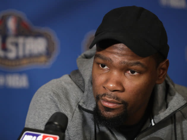 Kevin Durant gathers. (Getty)