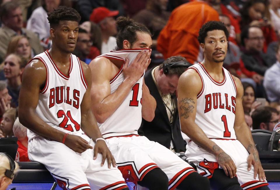 Jimmy Butler(圖左起)、Joakim Noah與Derrick Rose。 (AP Photo/Charles Rex Arbogast)