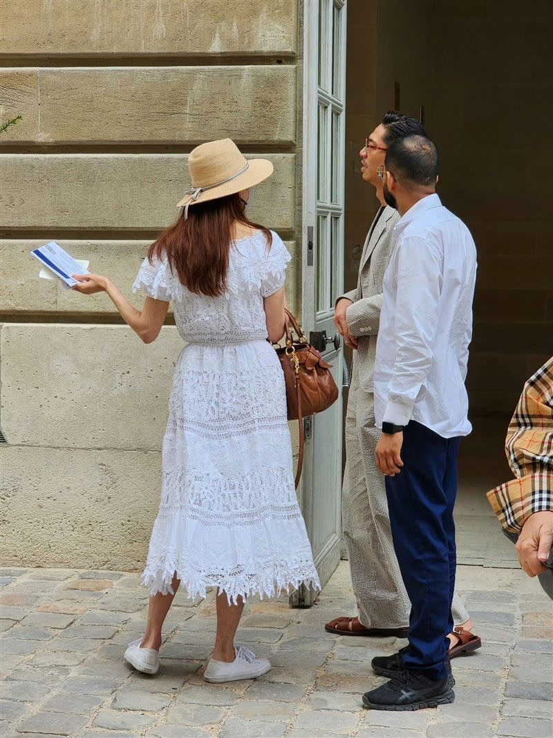 林志玲一身蕾絲洋裝和老公AKIRK到法國凡爾賽宮參觀。（圖／翻攝微博）