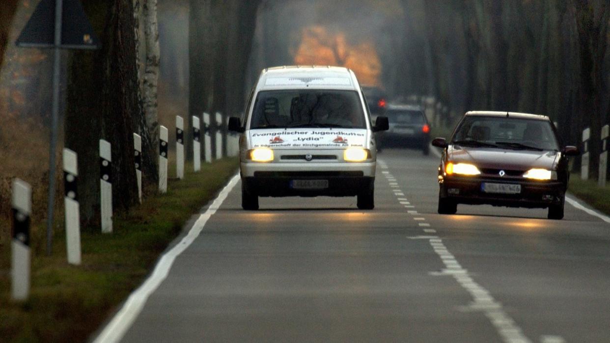 Auf Landstraßen ist das Überholen besonders gefährlich. Autofahrer schätzen Geschwindigkeiten, Straßenverläufe und Sichtweiten oft schlecht ein. Foto: Jens Büttner