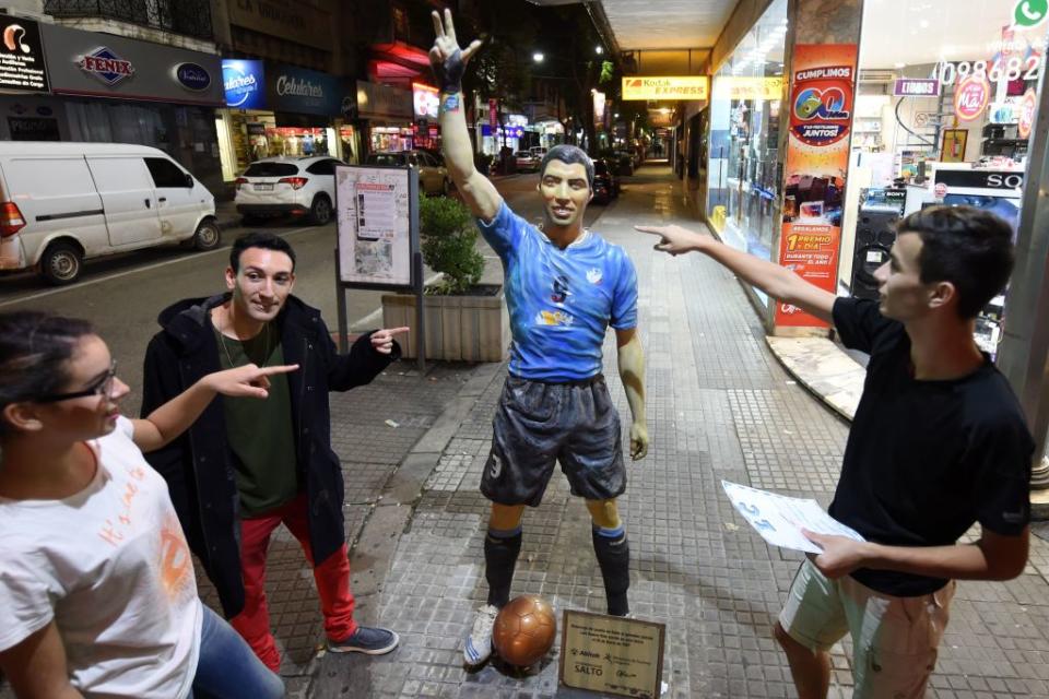 Luis Suarez a également droit à sa statue dans sa ville natale, à Salto, en Uruguay. Une statue placée en plein milieu d'une rue, qui fait le bonheur des locaux et des touristes, qui adorent se prendre en photo auprès de leur idole. Petit problème, cette statue créée par le sculpteur Alberto Morales Saravia et réalisée via des photos sur le net, n'est pas très ressemblante...