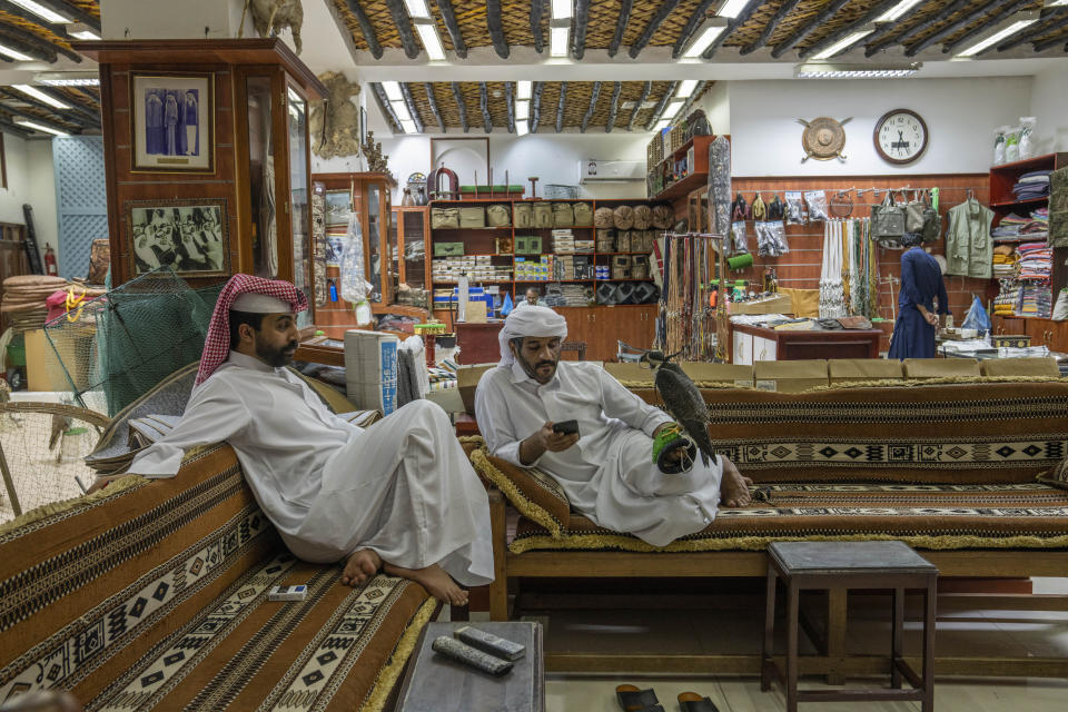 Vendedores en su tienda de falcones en Souq Waqif, Doha, Qatar, el domingo 16 de octubre de 2022. (AP Foto/Nariman El-Mofty)