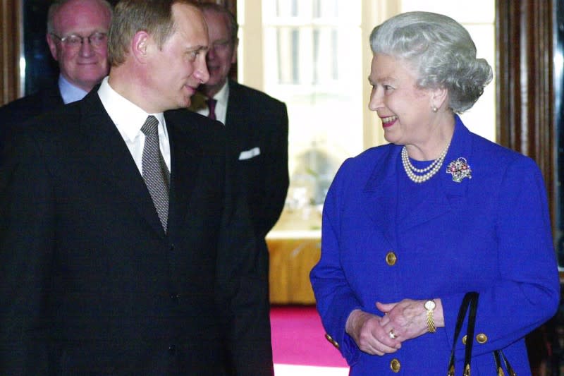 2000年4月17日，英國女王伊麗莎白二世在溫莎堡接待來訪的俄羅斯總統普京。（美聯社）