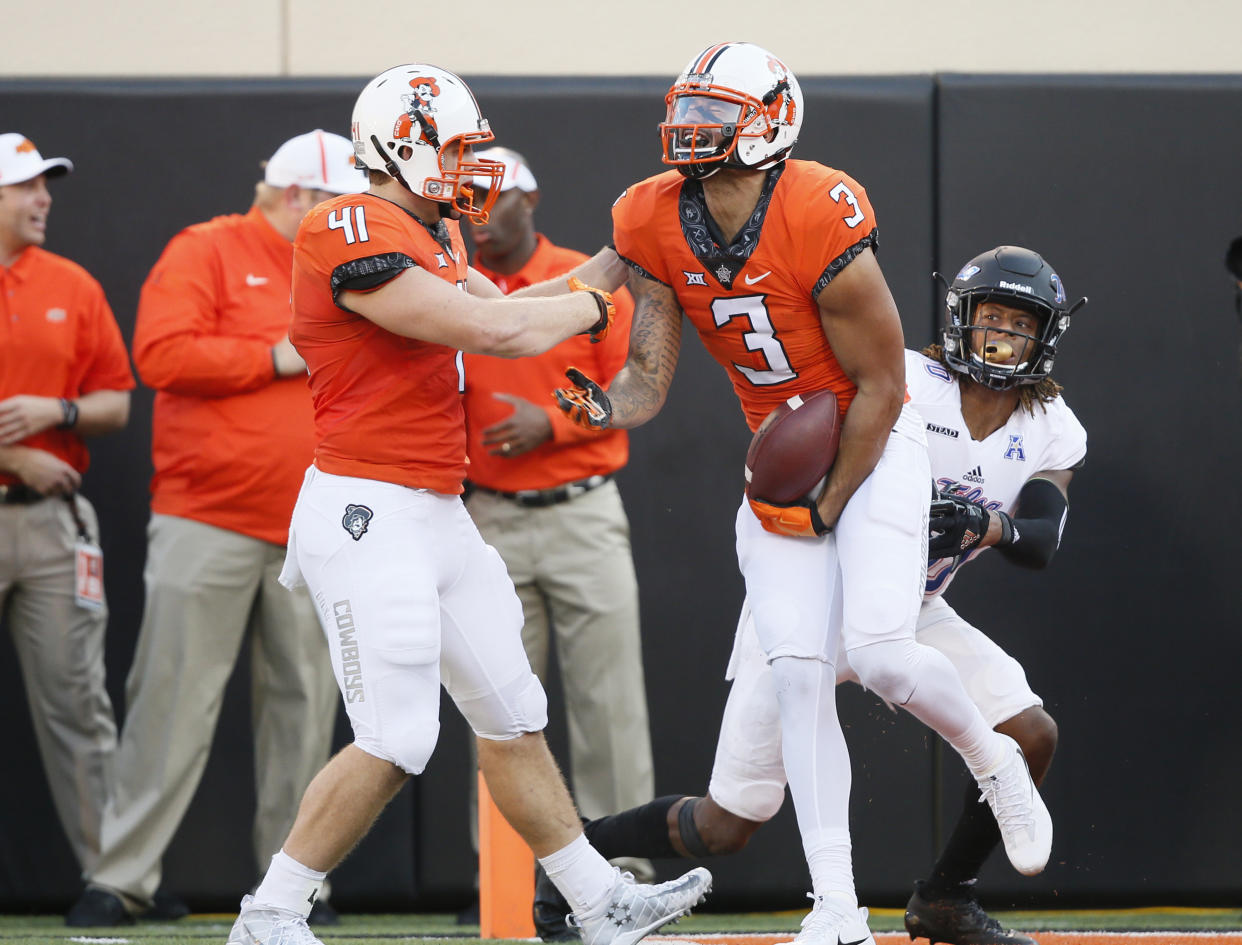 Oklahoma State’s Marcell Ateman might have a future in basketball if this football thing doesn’t work out (AP Photo)