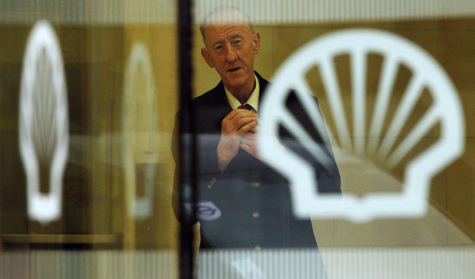 Logos are seen on the windows of the Shell Centre in London February 4, 2010. Royal Dutch Shell Plc said it planned even deeper cuts to its oil refining and retail operations after downstream weakness caused a 75 percent fall in fourth-quarter profits to $1.18 billion (743.87 million pounds). REUTERS/Luke MacGregor (BRITAIN - Tags: BUSINESS ENERGY)