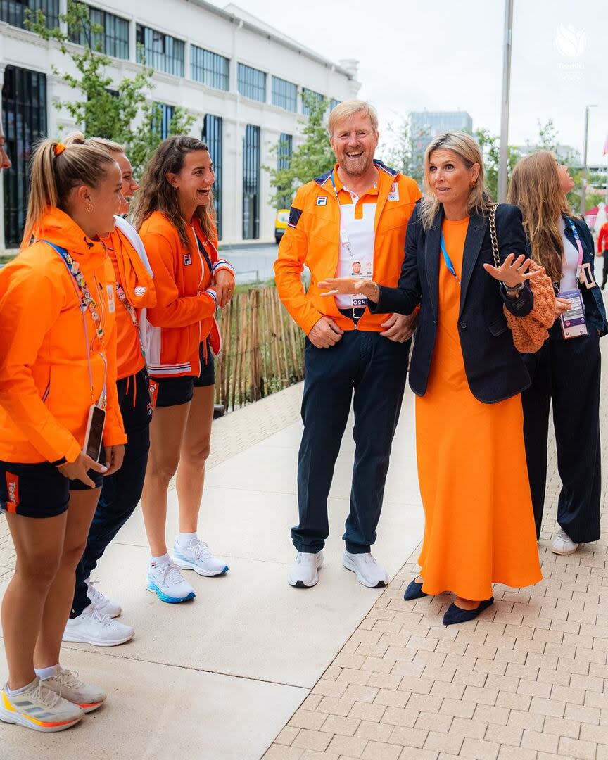 El rey y la reina charlaron animadamente con sus atletas en la villa olímpica luego de la inauguración de los Juegos