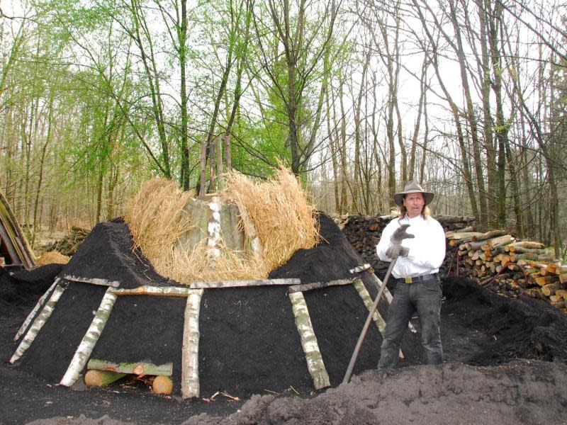 Köhler mit Meiler: Im Hessenpark wird Landwirtschaft und historisches Handwerk originalgetreu vermittelt. Foto: Daniel Patrick Görisch