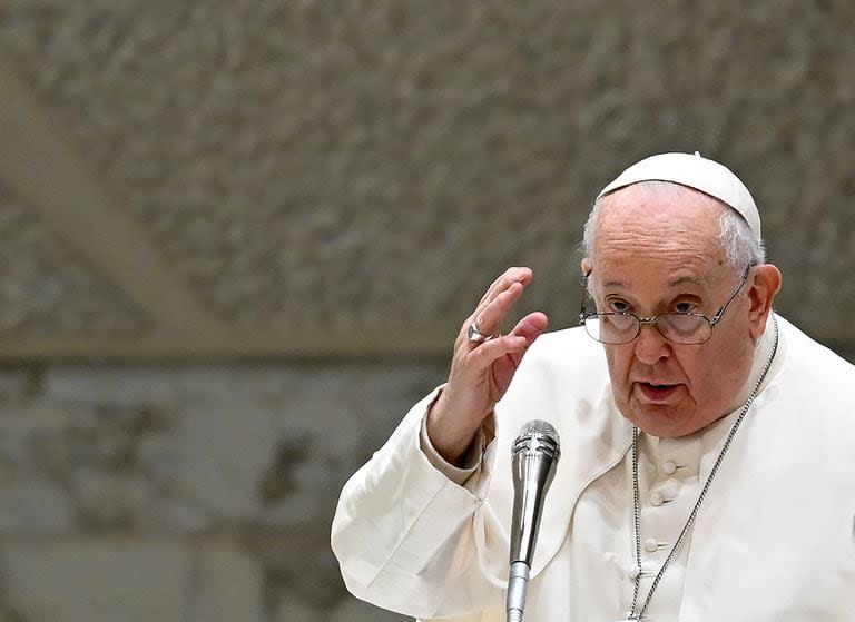 Francisco, en la sala Pablo del Vaticano. (Filippo MONTEFORTE / AFP)