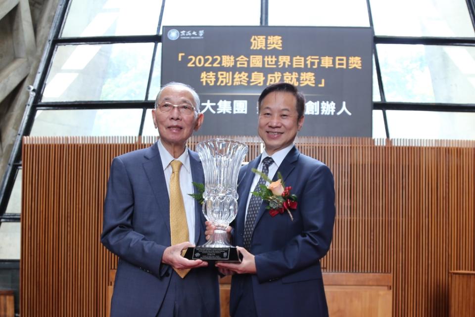 《圖說》巨大集團創辦人劉金標(左)獲「聯合國世界自行車日獎-特別終身成就獎」，由東海大學校長張國恩代表頒獎。