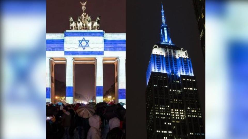 德國柏林布蘭登堡大門（Brandenburg Gate）、美國紐約帝國大廈（Empire State Building）亮起以色列藍白國旗燈光聲援。（圖／翻攝自 推特）  