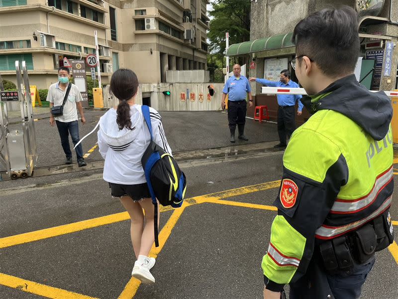 拿警棍毆打朱男的王姓員警20日一早就支援考生服務。（圖／翻攝畫面）