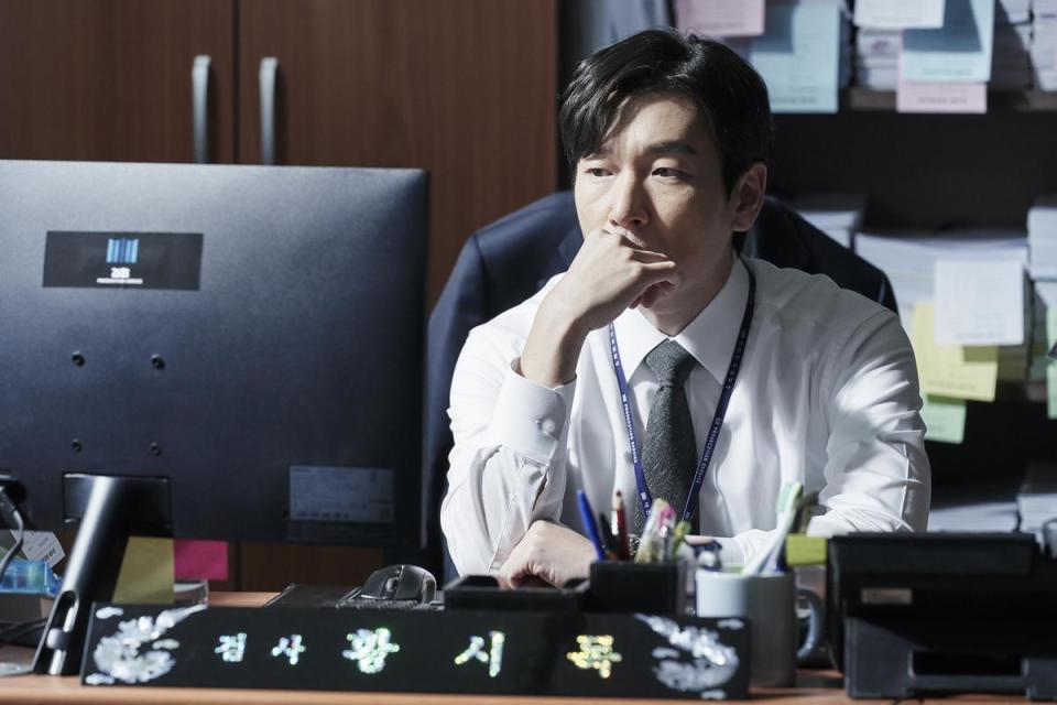 曹承佑飾演失去情感知覺的黃始木檢察官，追查真相不鬆懈。（Netflix提供）