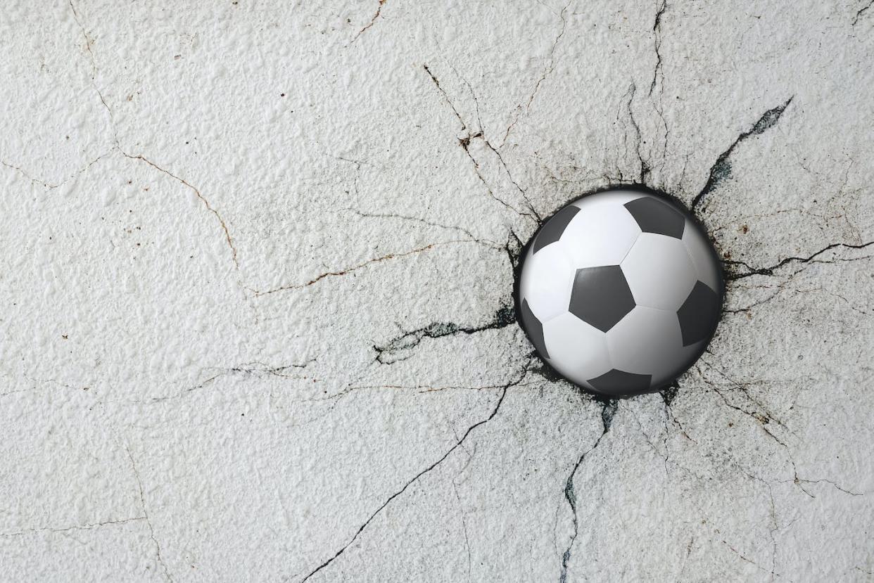 <a href="https://www.shutterstock.com/es/image-photo/sport-soccer-ball-coming-cracked-wall-1543186568" rel="nofollow noopener" target="_blank" data-ylk="slk:Shutterstock / Zyn Chakrapong;elm:context_link;itc:0;sec:content-canvas" class="link ">Shutterstock / Zyn Chakrapong</a>