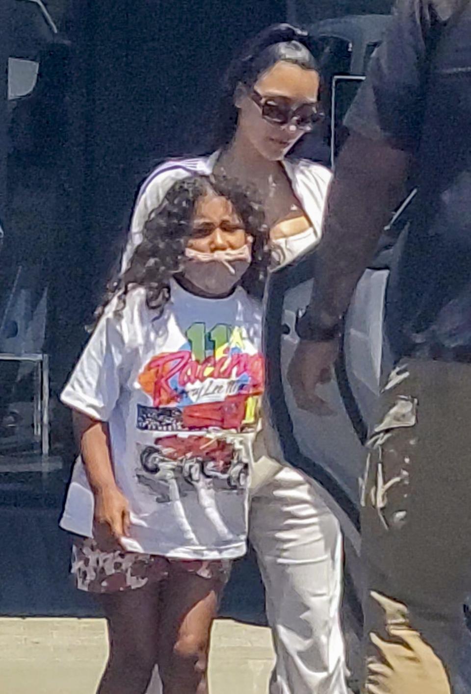 <p>La estrella de telerrealidad<strong> Kim Kardashian</strong> fotografiada saliendo de un restaurante en Los Ángeles junto a su hija <strong>North West</strong>.</p>
