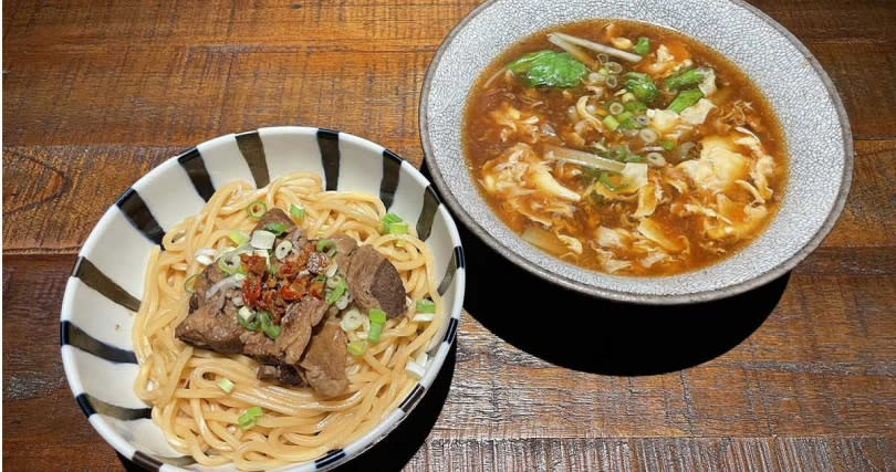 「異塵牛肉麵」冷凍包可以做成多重吃法，例如牛肉乾拌麵與青菜牛肉蛋花湯。（圖／異塵CELLAR提供）