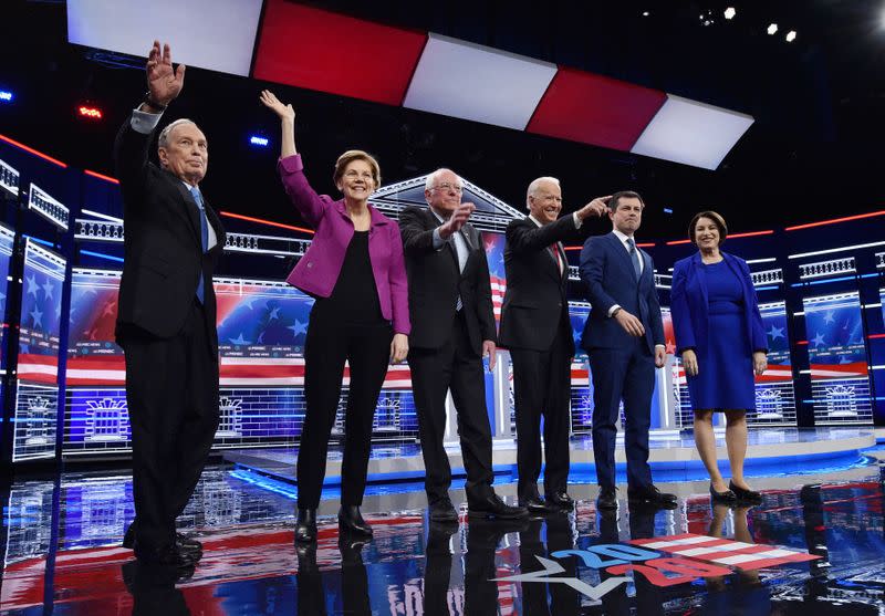 El ex alcalde de la ciudad de Nueva York Mike Bloomberg, la senadora Elizabeth Warren, el senador Bernie Sanders, el ex vicepresidente Joe Biden, el ex alcalde de South Bend Pete Buttigieg y la senadora Amy Klobuchar se reúnen en el escenario para el noveno debate de los candidatos presidenciales demócratas de Estados Unidos para el año 2020 en el Teatro Paris de Las Vegas, Nevada, Estados Unidos