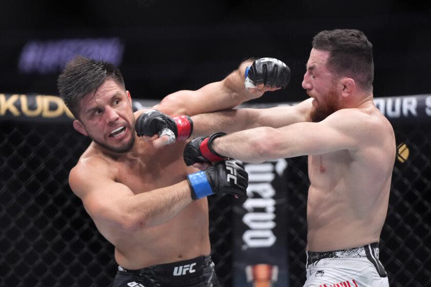 Merab Dvalishvili, a la derecha, conecta con Henry Cejudo durante su combate de peso gallo en el evento de artes marciales mixtas UFC 298 el sábado 17 de febrero de 2024, en Anaheim, California (AP Photo/Mark J. Terrill)