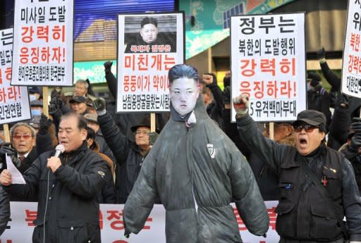 Corea del Norte elogió su lanzamiento de un cohete de largo alcance este miércoles, afirmando que se trata de "un progreso" que constituye un homenaje al difunto líder Kim Jong-Il, fallecido hace casi un año. (AFP | Jung Yeon-Je)