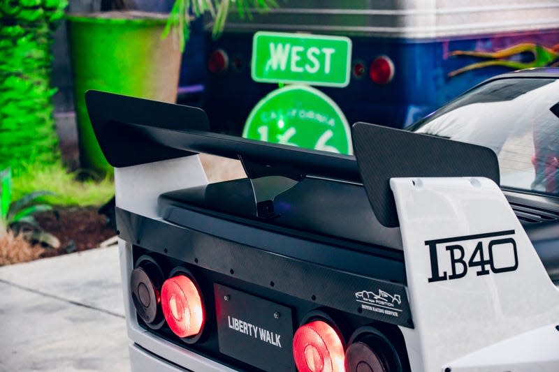 Rear wing of a white Autozam AZ-1 with a Ferrari F40 bodykit