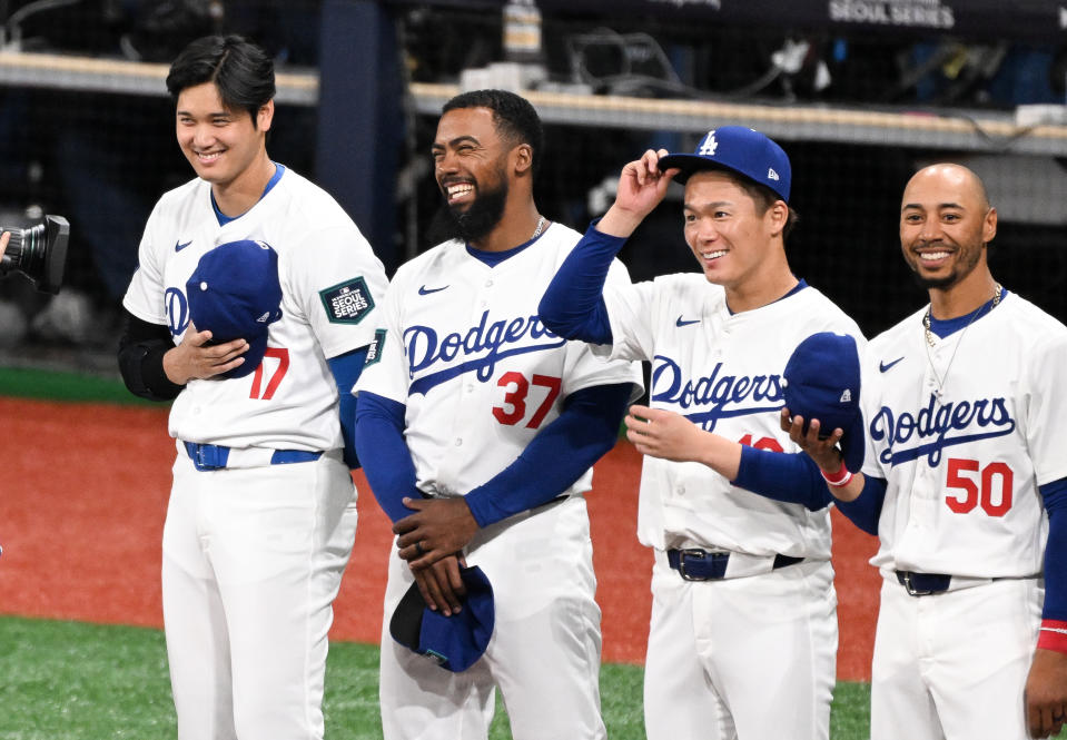 SEOUL, ZUID-KOREA - MAART 18: Shohei Ohtani #17 van de Los Angeles Dodgers staat in de rij voor een oefenduel tussen Team Korea en de Los Angeles Dodgers in Gocheok Sky Dome op 18 maart 2024 in Seoul, Zuid-Korea.  (Foto door Gene Wang/Getty Images)