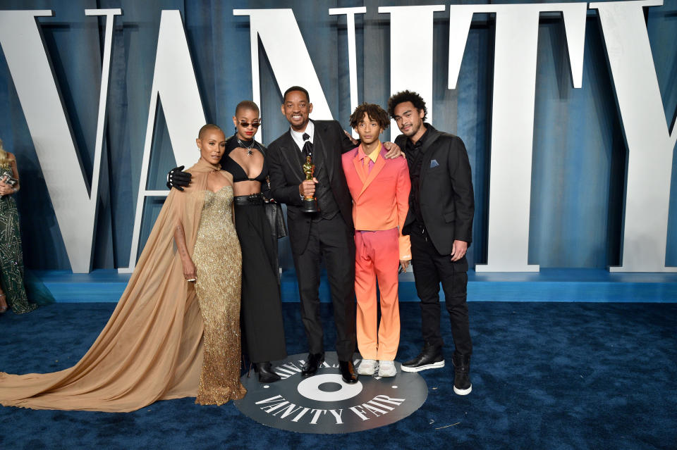 BEVERLY HILLS, CALIFORNIA - MARCH 27: (L-R) Jada Pinkett Smith, Willow Smith, Will Smith, Jaden Smith and Trey Smith attend the 2022 Vanity Fair Oscar Party hosted by Radhika Jones at Wallis Annenberg Center for the Performing Arts on March 27, 2022 in Beverly Hills, California. (Photo by Lionel Hahn/Getty Images)