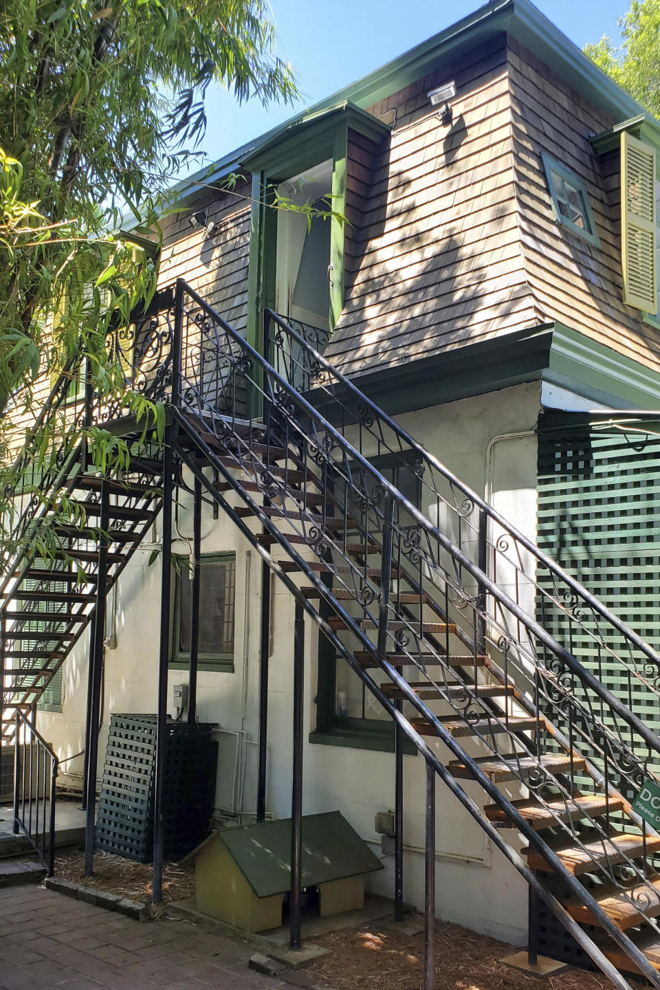 Las escaleras que conducen a la oficina de Ernest Hemingway en la Casa y Museo Hemingway en Key West, Florida, el miércoles 17 de julio de 2024. Hemingway y su entonces esposa, Pauline, compraron la casa en 1931. Se convirtió en museo en 1964. (Foto AP/David Fischer)