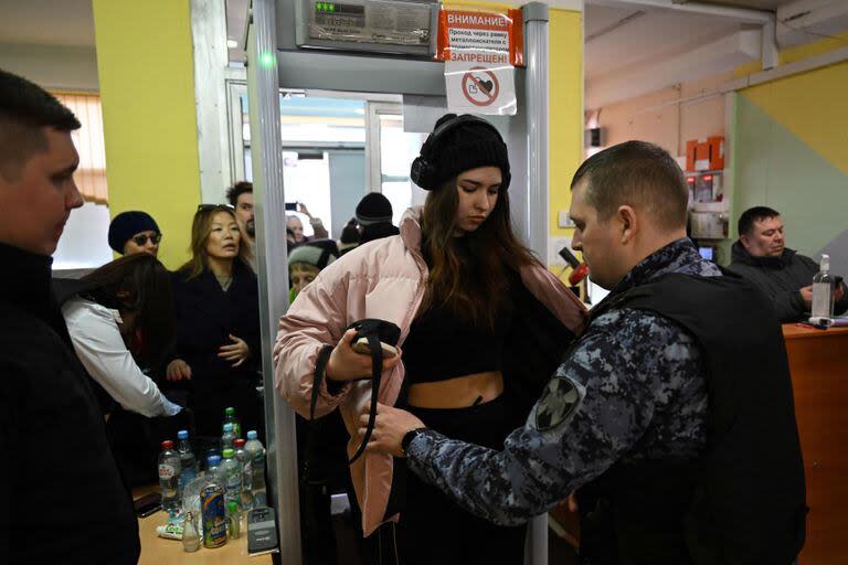 Una mujer se somete a un control de seguridad cuando llega a votar en las elecciones presidenciales de Rusia en un colegio electoral en Moscú el 17 de marzo de 2024.