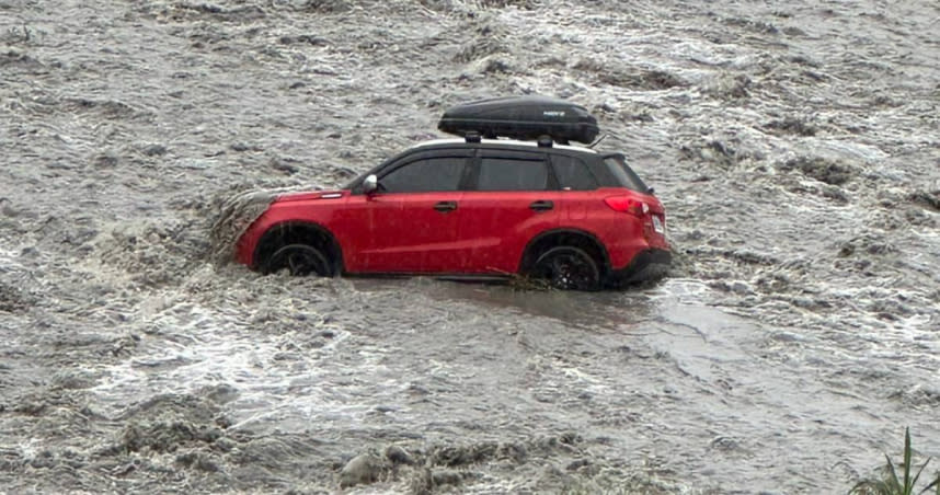 大同鄉清水溪因大雨暴漲，有多輛車子卡在洪水中無法離開。（圖／翻攝畫面）