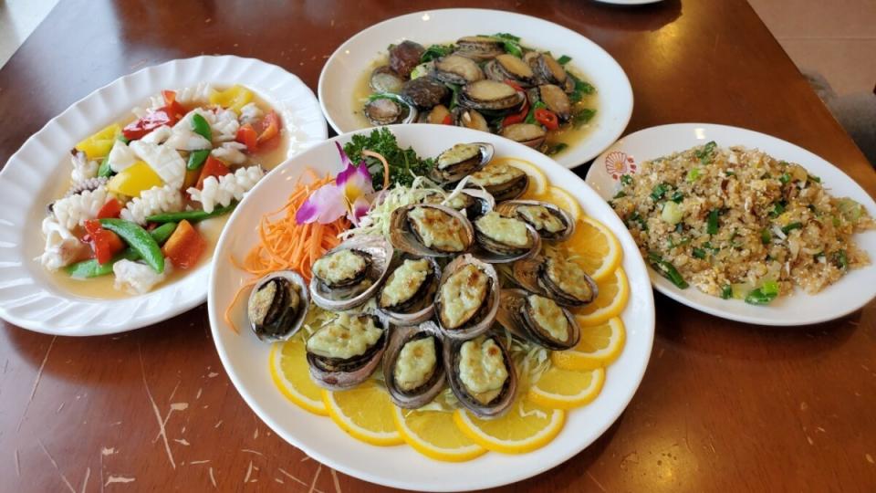 ▲鼻頭漁港旁餐廳的在地美味海鮮料理。