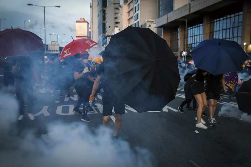 2019年7月28日，香港反送中，公民團體發起「全城追究上環開槍大遊行」，警方以催淚瓦斯彈清場（AP）