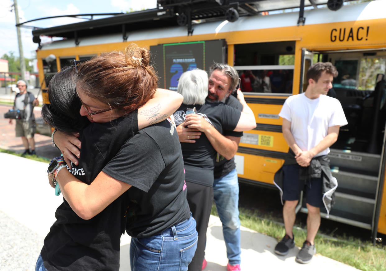 Patricia y Manuel Oliver, los padres del joven asesinado en Parkland Joaquín, Guacâ, dan apoyo a las familias que han vivido lo peor en un tiroteo escolar. (Ricardo Ramirez Buxeda/Orlando Sentinel/Tribune News Service via Getty Images)