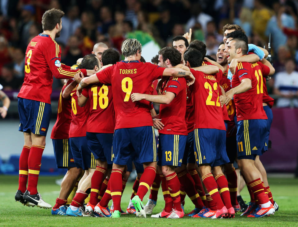 Spain players celebrate victory after the UEFA EURO 2012 final match between Spain and Italy at the Olympic Stadium on July 1, 2012 in Kiev, Ukraine. (Photo by Alex Grimm/Getty Images)