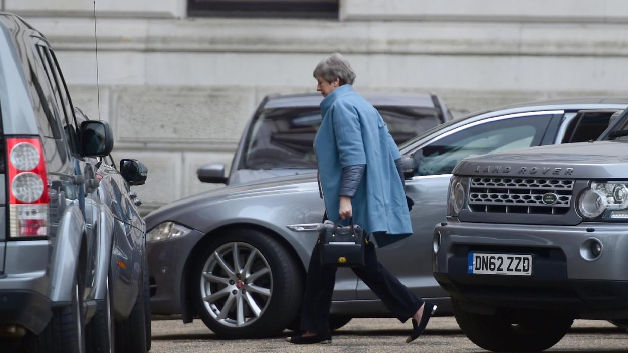 Die britische Premierministerin Theresa May trifft in der Downing Street ein. Foto: David Mirzoeff/PA Wire