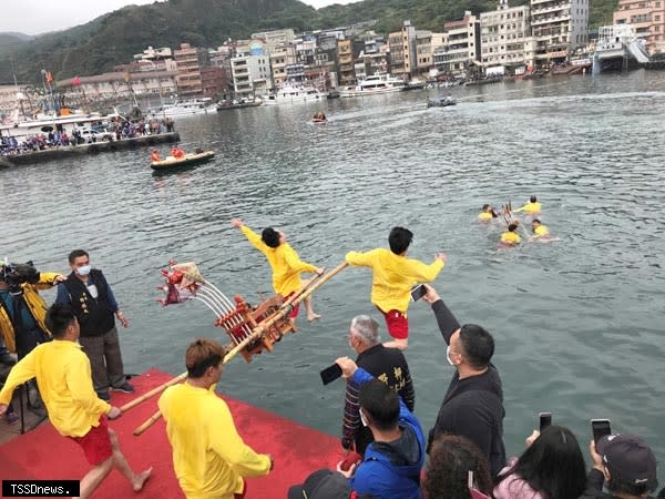 神明淨港文化祭今早在野柳登場，年輕力壯的勇士抬神轎躍入漁港盼疫情遠離漁獲滿艙。（圖：新北民政局提供）